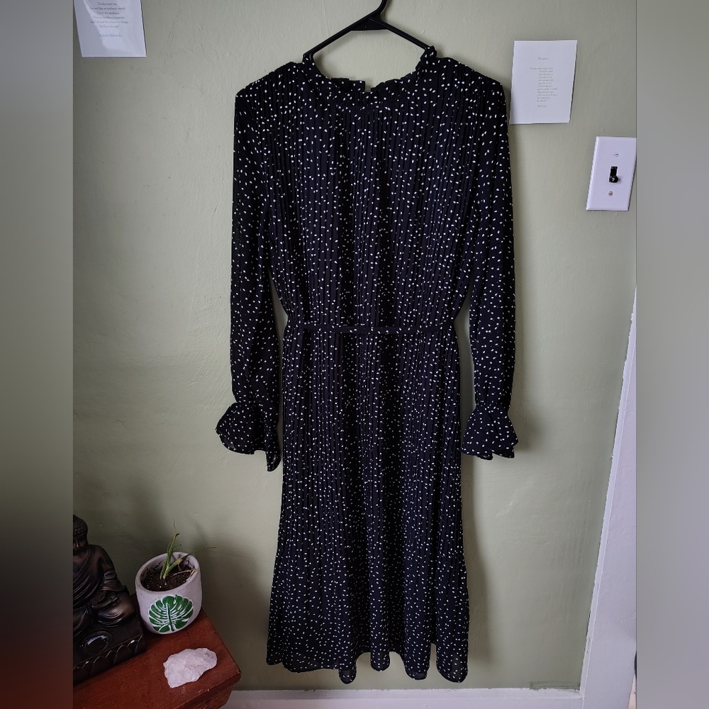 *Like New* Black Polka Dot Women's Medium Long Sleeve Pleated Dress